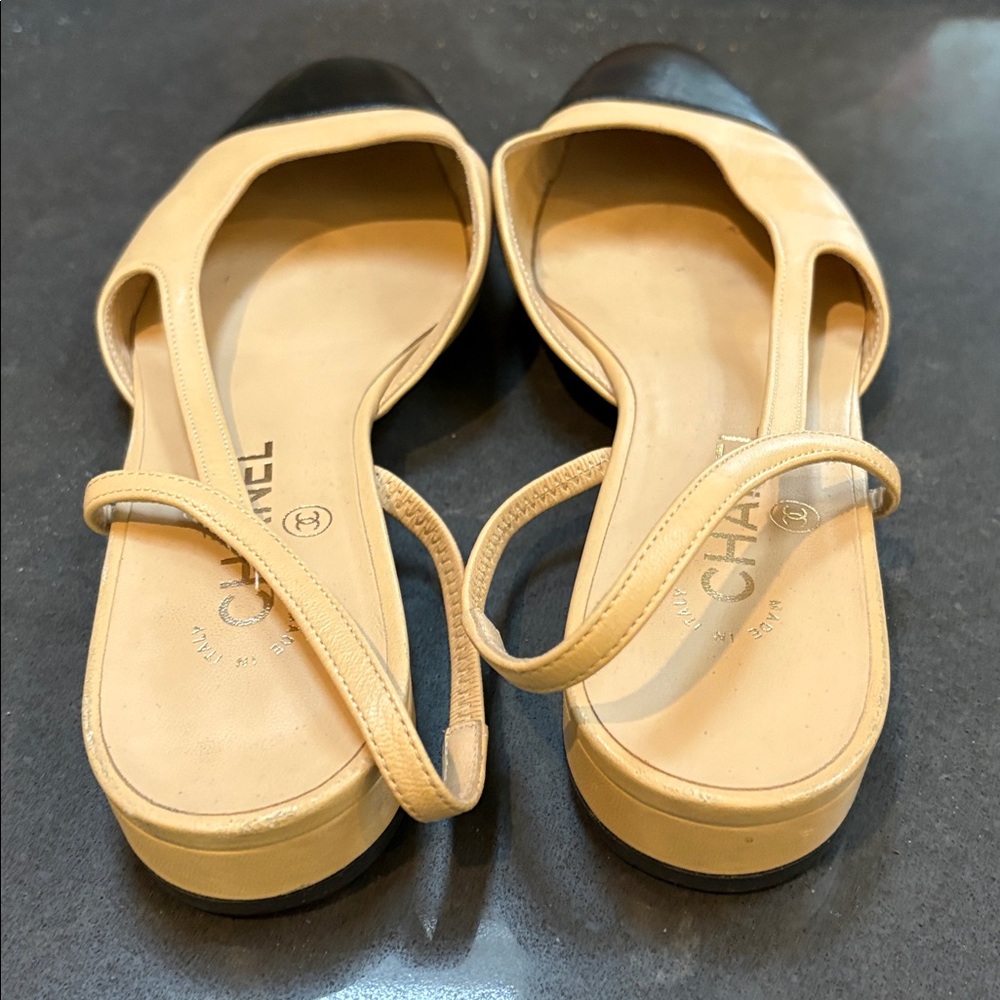 CHANEL Women's Black and Cream Flats - Picture 3 of 8